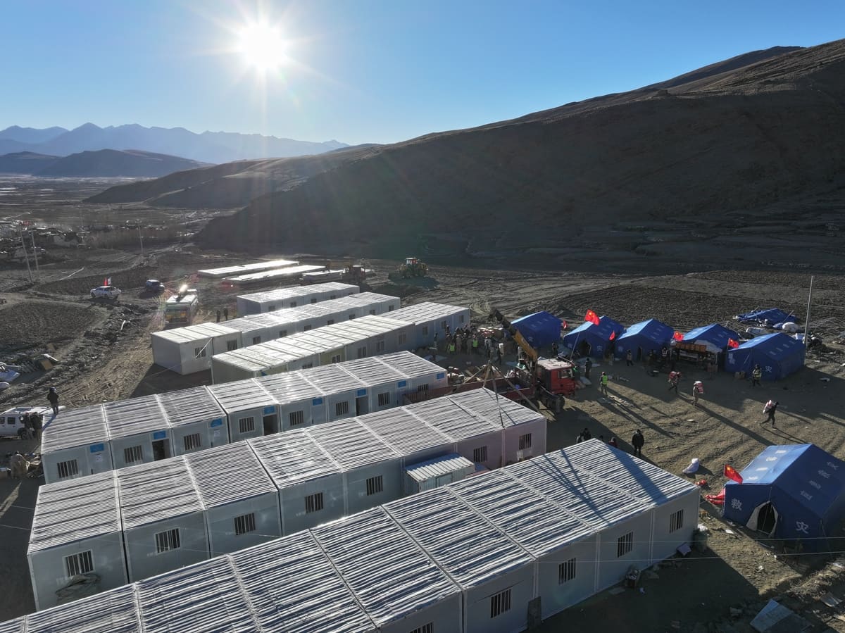 Gevefabriceerde huizen: een nieuwe keuze voor noodopvang, na de aardbeving in Dingri County, Tibet